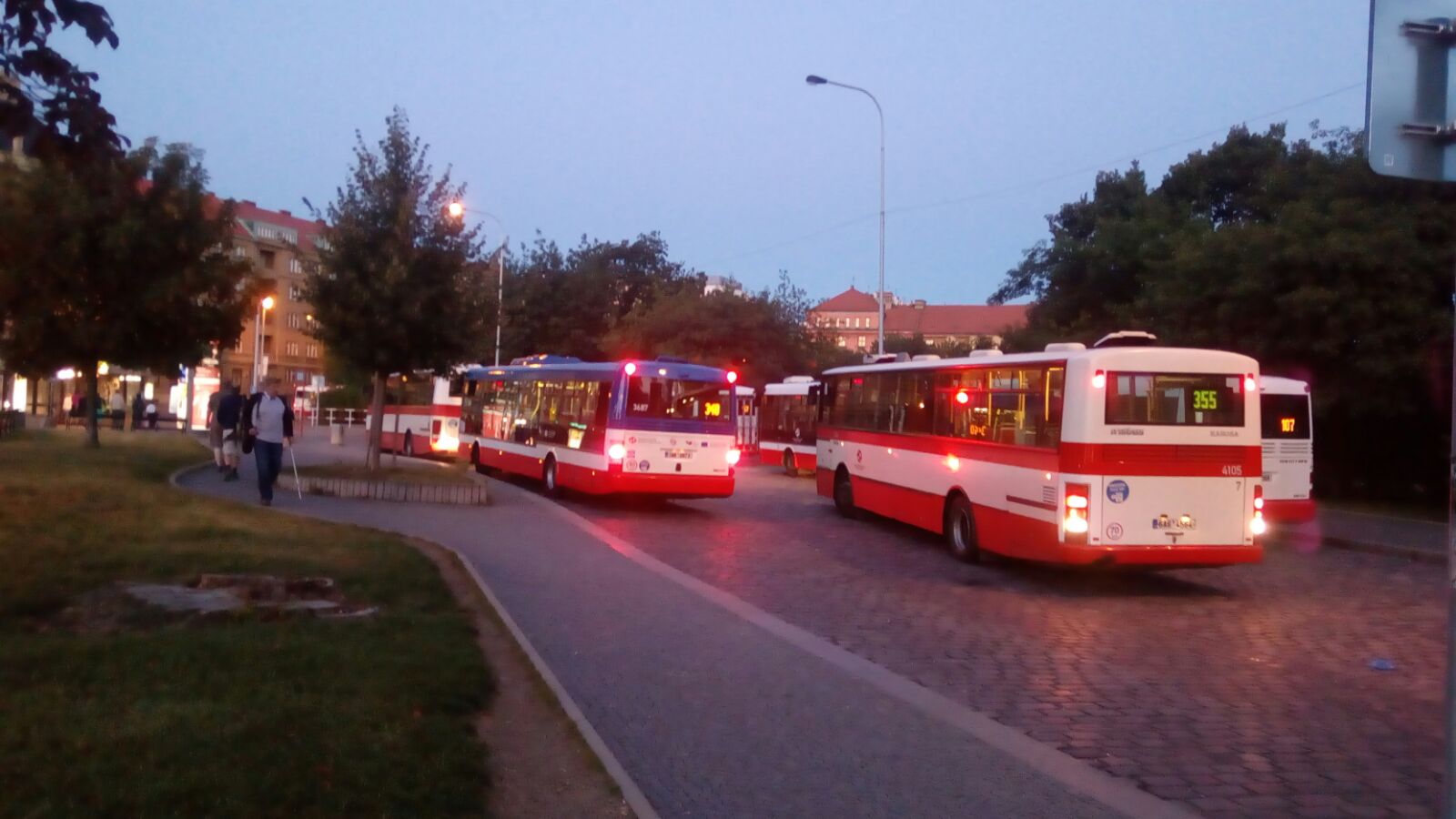 Zmatek na Dejvické Něco tady nehraje...